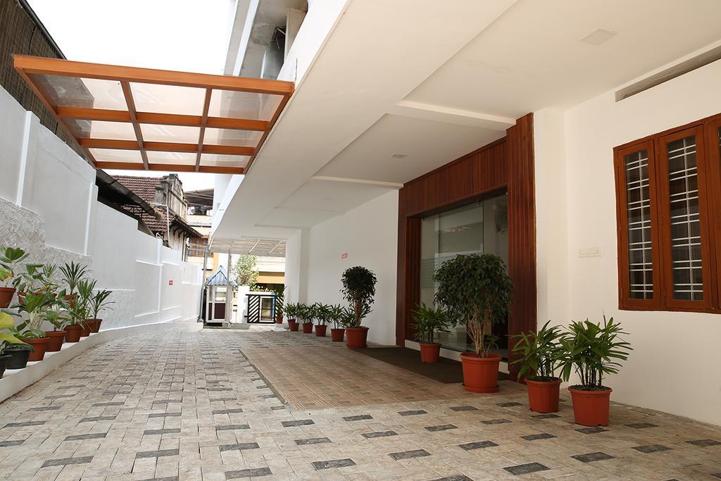 Отель Iswarya Residency Коттаям Экстерьер фото